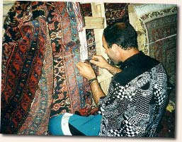 restauratore al lavoro